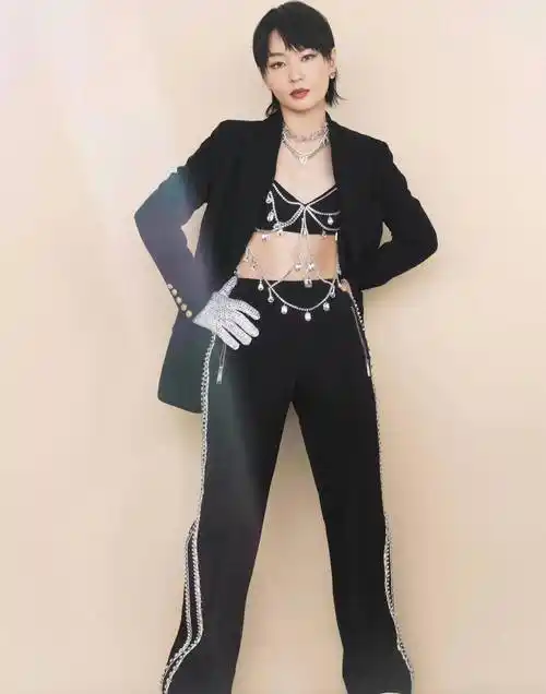 周笔畅挑战性感风却翻车,内衣加链条点缀显夸张,造型太用力了_视觉