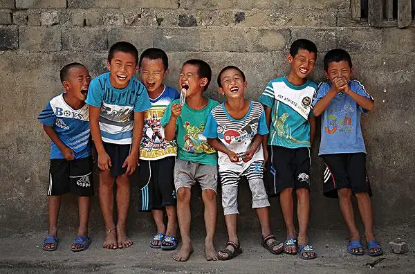 笑脸,儿童,小孩,农村,乡下,一群,人群,淳朴,夏天,短裤,高兴,开心,健康