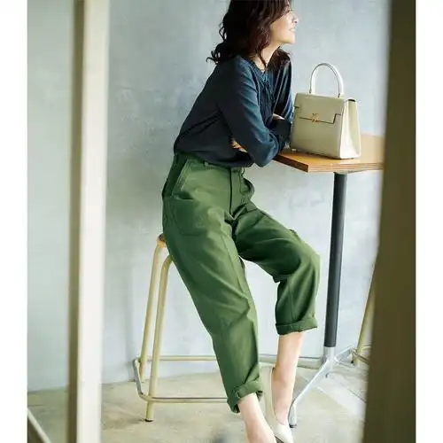 军绿色裤子被低估了,会穿才知它是"王者"级别,造型美得不一样