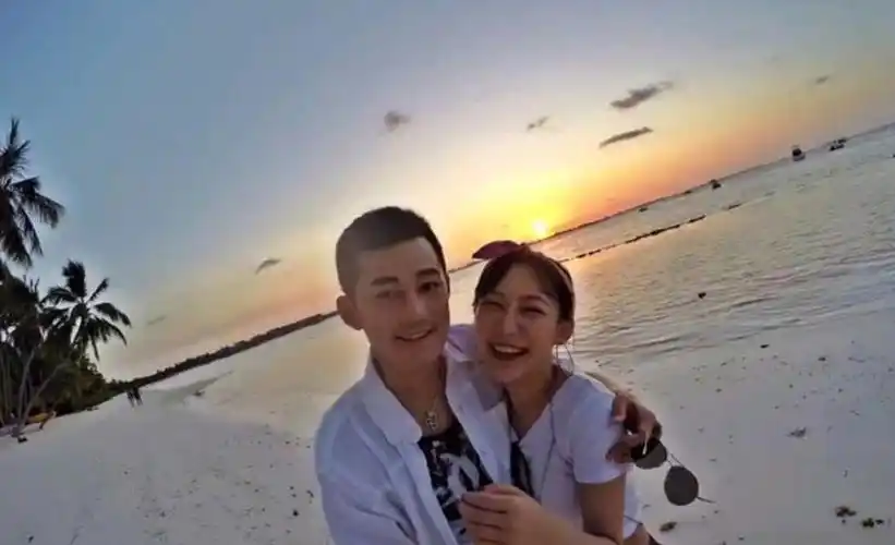 张远与苏醒女友动作亲密一同回家,这事有点热闹!