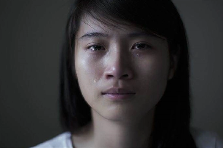 新手宝妈坐月子拍下流泪照本想引起共鸣却被吐槽太做作