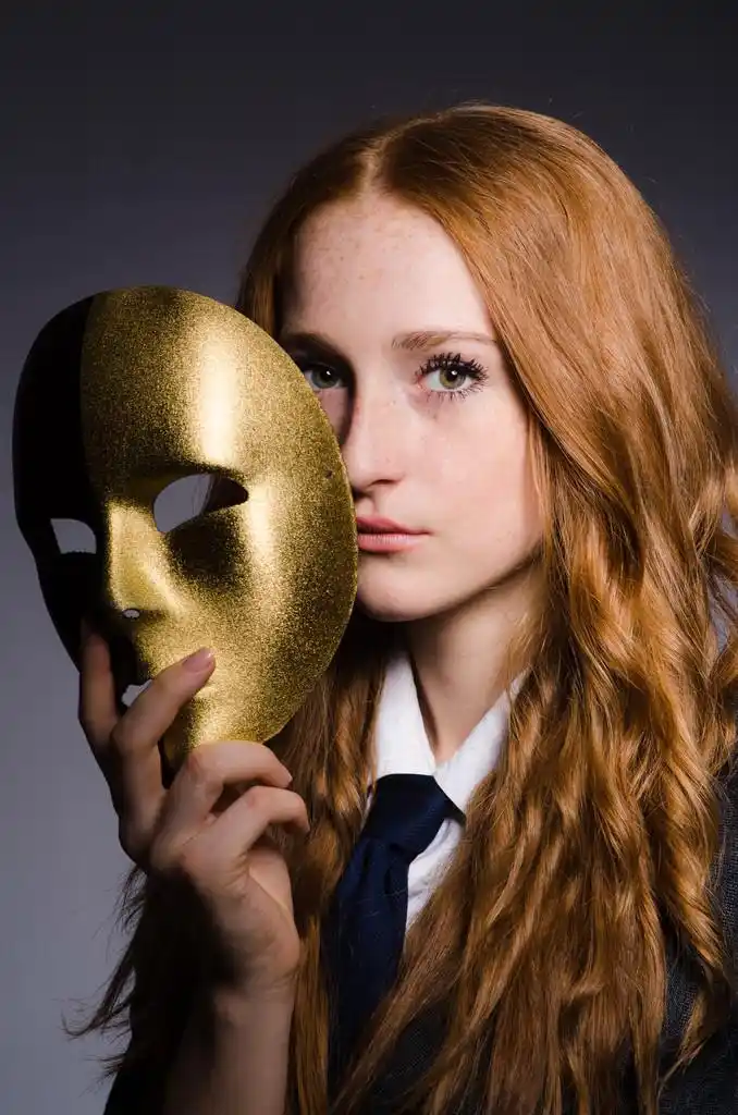 戴着面具的虚伪概念中的女人