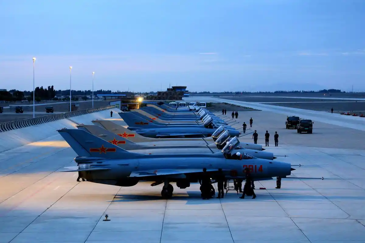 人民空军装备成功跨入第三代战机俱乐部 林虎将军功不可没