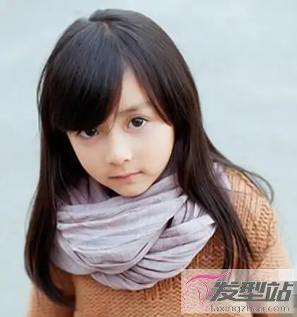 小女孩斜刘海发型圆脸小女孩很适合剪这款短发,整体造型颇为轻盈,头发