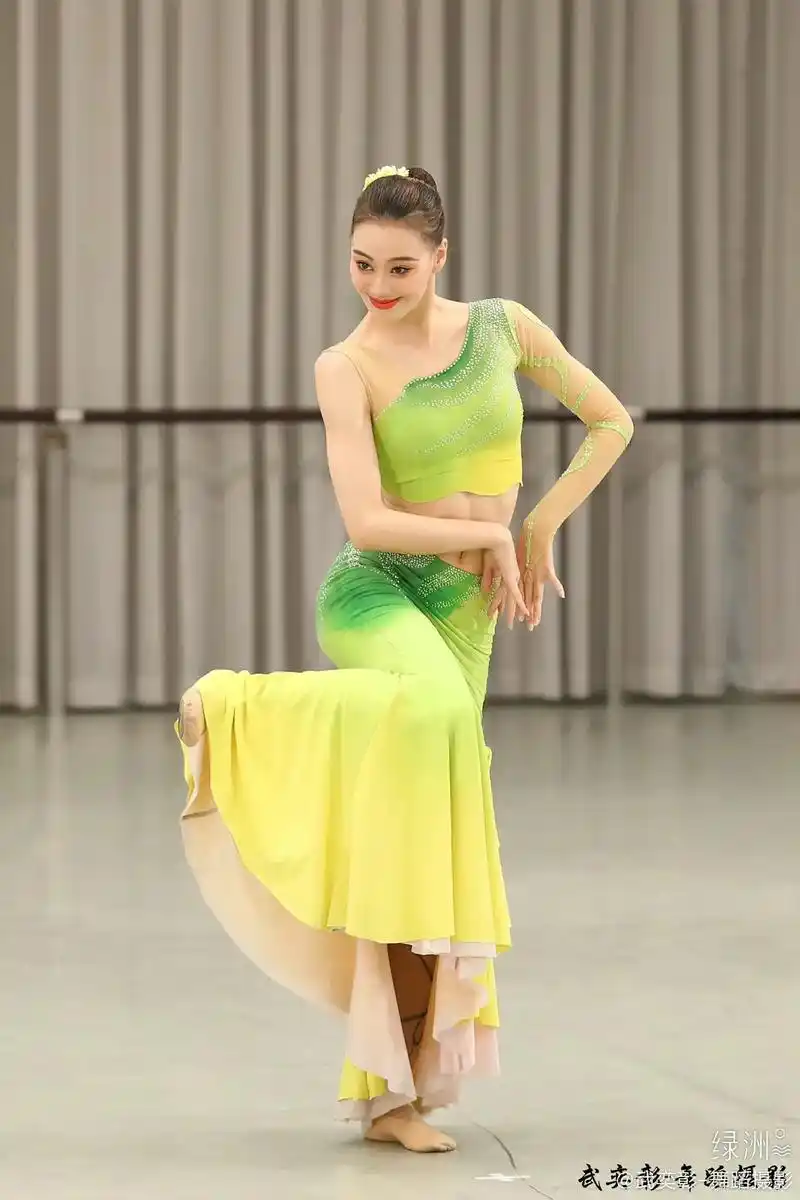 舞蹈《遇》  上海歌舞团舞者:陈子薇 李志学 #舞蹈 #傣族 - 抖音