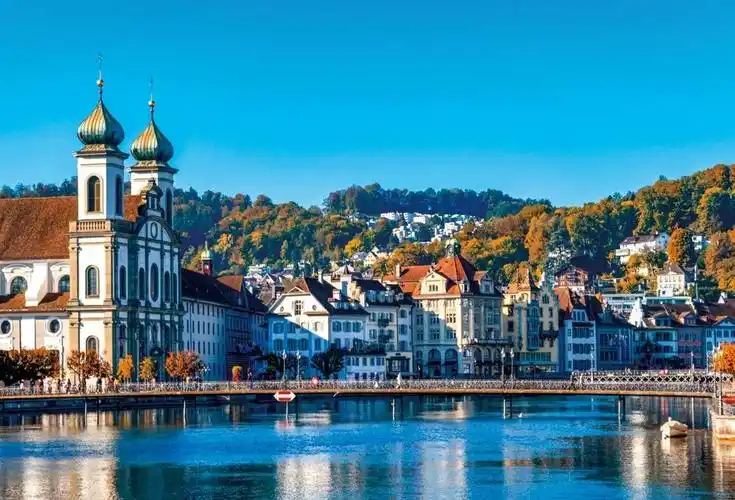 湖光山色这个词,用到瑞士身上,是百分百的绝配.