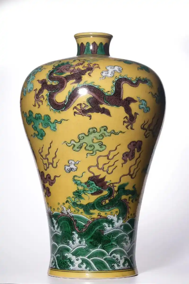 大清乾隆年制款||素三彩云龙纹梅瓶 ."大清乾隆年制"款素三 - 抖音