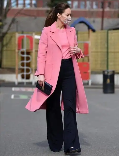 风格换裤装,撞色穿搭色彩鲜艳又甜美,她上身穿粉色风衣走路带风气场足