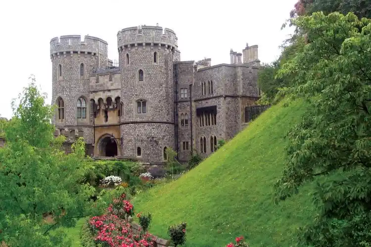 伦敦—温莎古堡—伦敦第二天国际机场集合,乘机飞往伦敦西斯罗机场