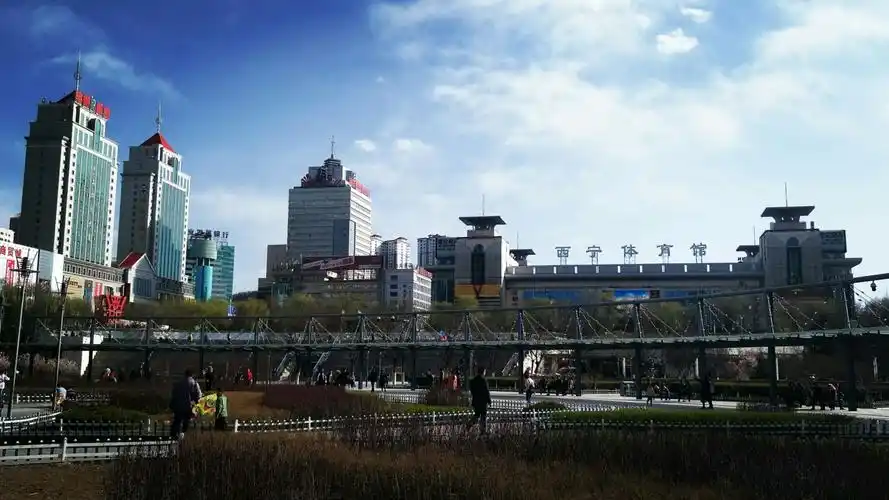 今天的青海西宁中心广场风光