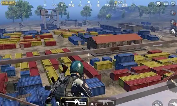 玩家进入和平营地,点击想要查看的那个人,然后再点击他的个人信息