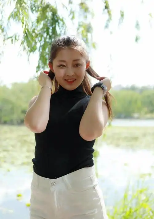 湖边丰满短裤少妇街拍,成熟中带着那么一点少女的美