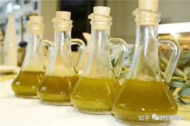橄榄油结晶特征发朦:橄榄油外观不透亮,像有云雾在里面凝絮:性状粘稠