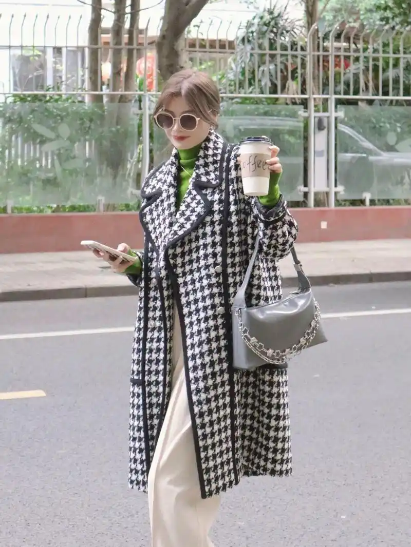 所以大家在搭配下装时可以选择暖白色直筒裤,它会与大衣中的白色形成