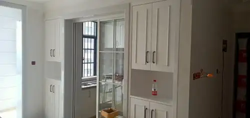 厨房推拉门两侧带柜门的对称酒柜.