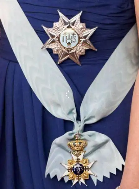 六翼天使勋章的绶带为淡蓝色,通常被称为"天蓝色",佩戴在右肩,徽章