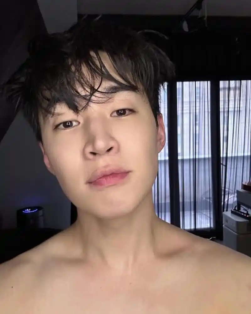 刘宪华早起自拍. 头发凌乱但是依然很帅啊 #明星动态# #刘宪华