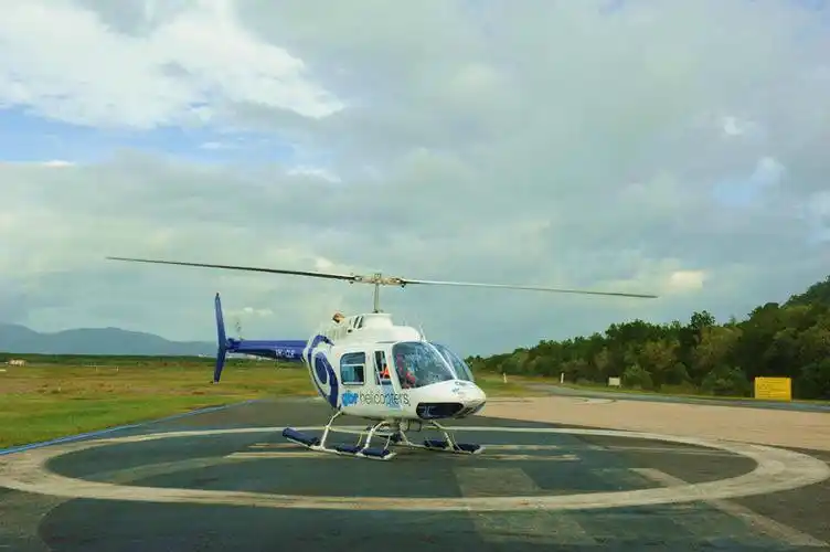 01,匆匆赶到机场,直升飞机已在停机坪等候我俩.