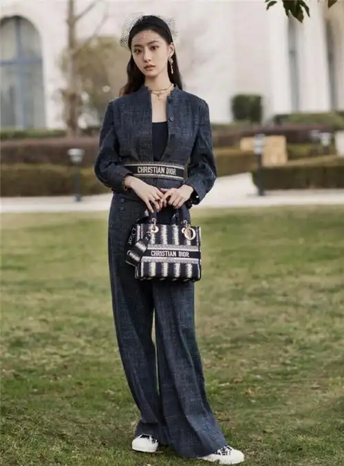 胡连馨演绎迪奥二一春夏系列 彰显时尚态度