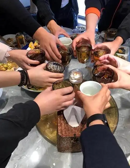 同学聚会"奇怪现象":4类同学逢叫必到,3类同学怎也请不来