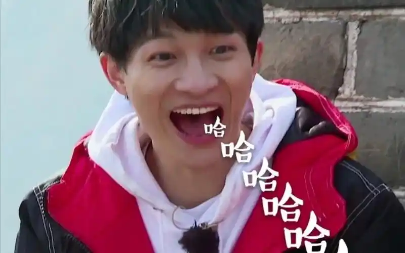 周深那些搞笑名场面,拿起话筒是歌手,放下话筒就是个喜剧人!