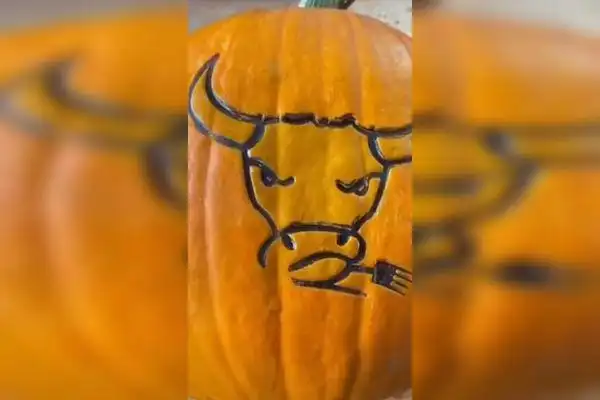 来给南瓜烙个牛头,网友:这样的南瓜会卖的比较贵吗?