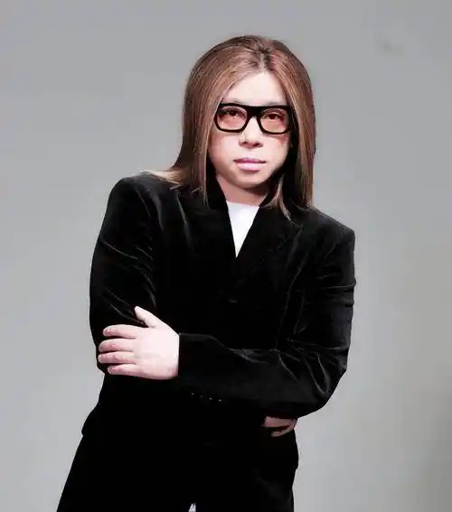 36年过去了,凭借着《让世界充满爱》走红的歌手郭峰,如今怎样了