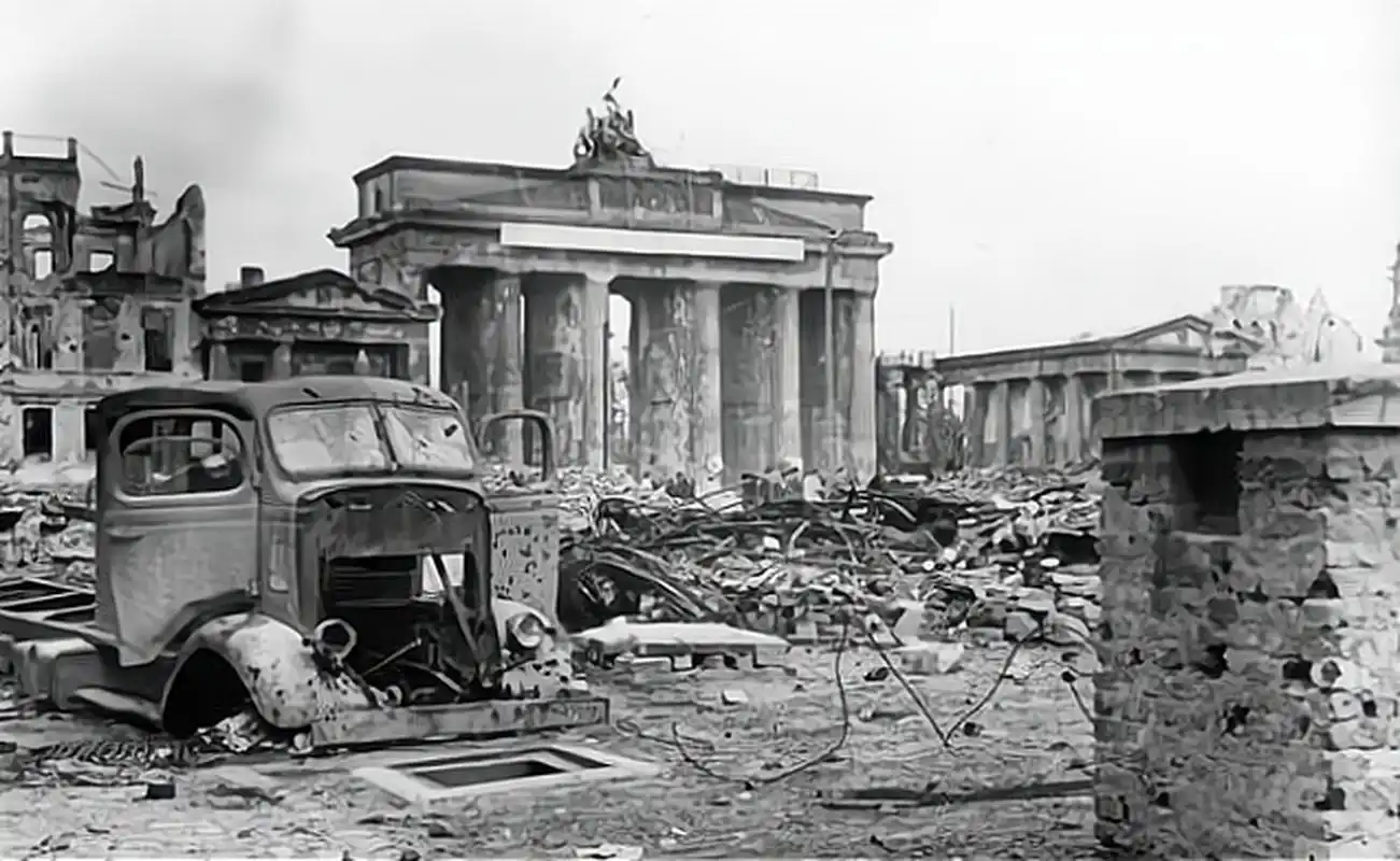 1945年,二战结束后,德国境内呈现一片废墟和残骸,为了重建国家,德国人