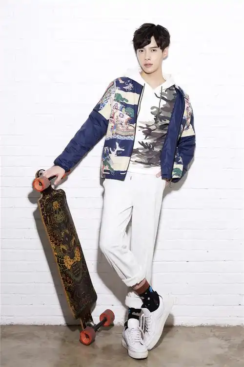 方逸伦化身滑板少年活力四射展满满正能量