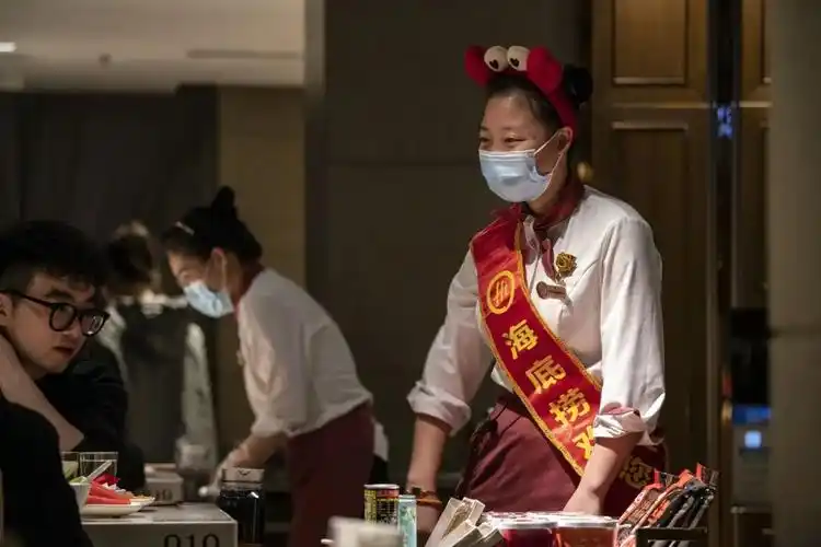 迅速扩张后接连闭店服务模式不再吃香海底捞还捞得起来吗