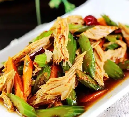 芹菜拌腐竹,口味咸鲜,清淡爽口,家人爱吃!