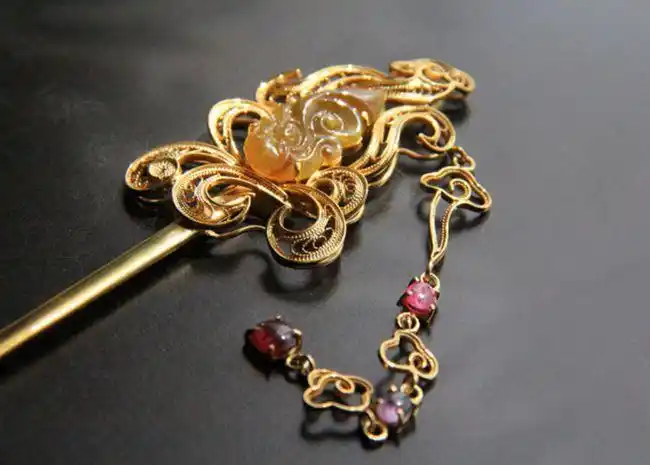 在唐代,这样的发饰被称为「步摇」.