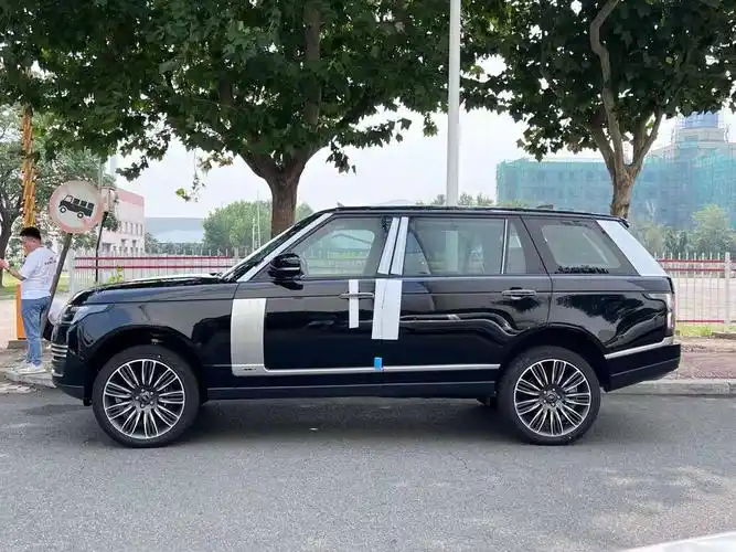 实拍2021最新款路虎揽胜行政3.0t 天津港报价与配置解析