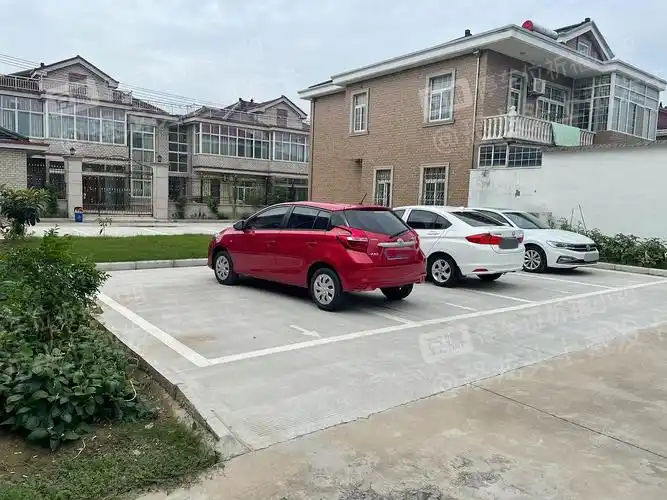 回乡下了给大家看看村里建的豪华车位