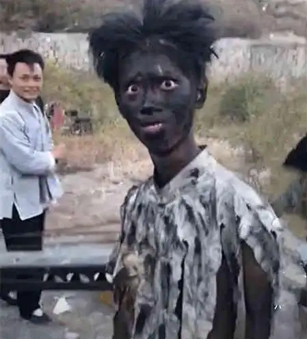 小哥哥被炸成"黑人"走红,一个表情圈粉无数