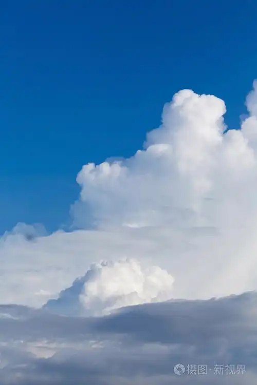 在湛蓝的天空上的云