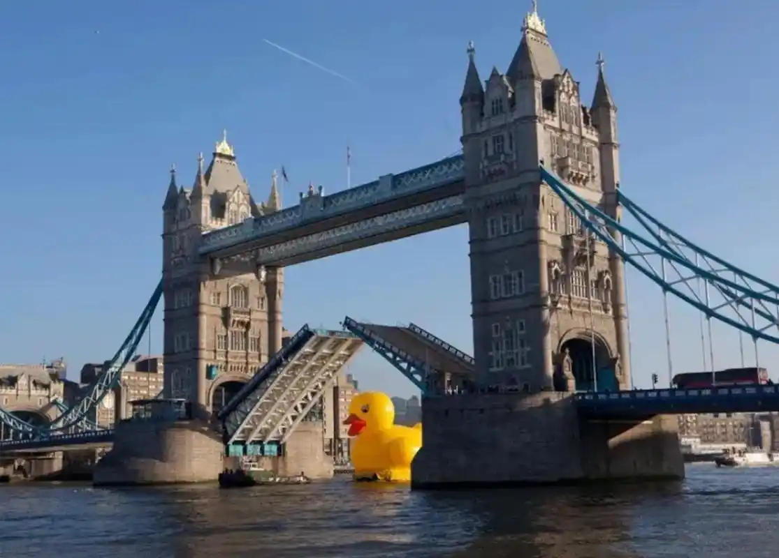 旅游景点这里每天清晨都会进行著名的禁卫军交接典礼,是英国王室文化