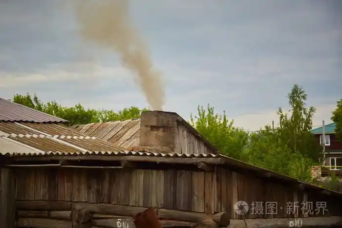 有一个烟囱的房子.在蓝蓝的天空里抽烟.烟窗和天上的云