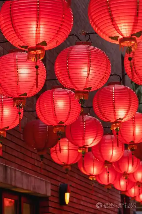 美丽的圆形红灯笼挂在古老的传统街道上,中国农历新年的概念,特写.