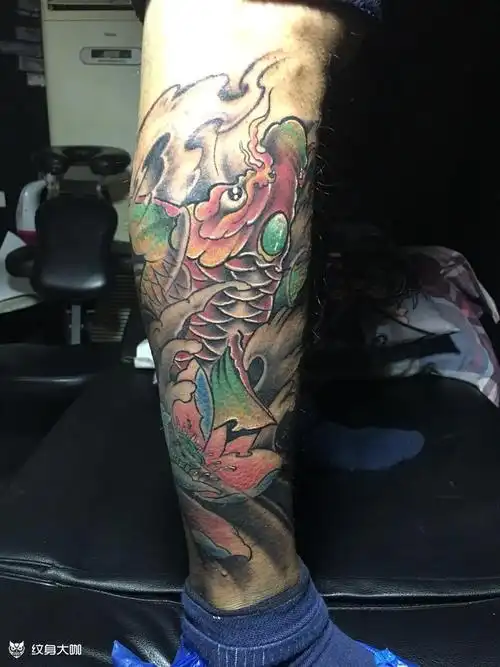小腿外侧鲤鱼_纹身图案手稿图片_纹雕堂的纹身作品集