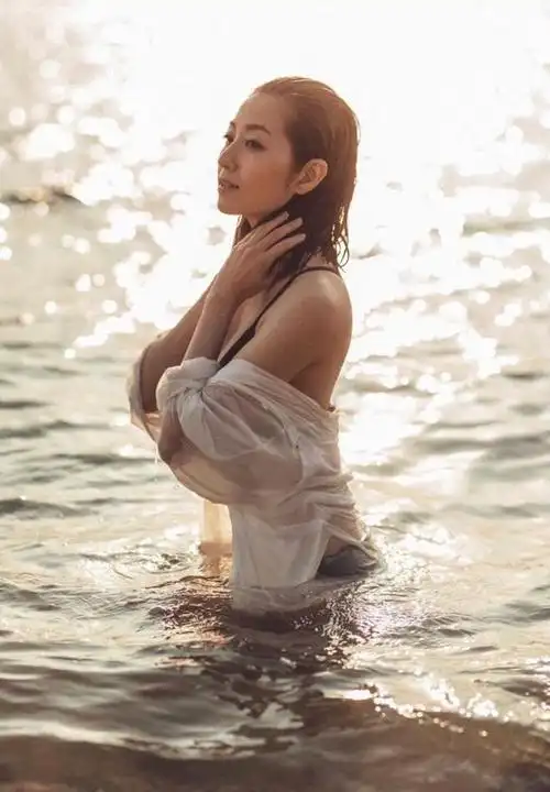 贺新剧收视报捷派福利陈自瑶公开珍藏泳装照