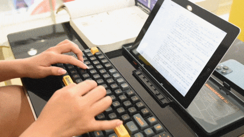 洛斐家的小浪机械键盘够潮好玩可以带它飞