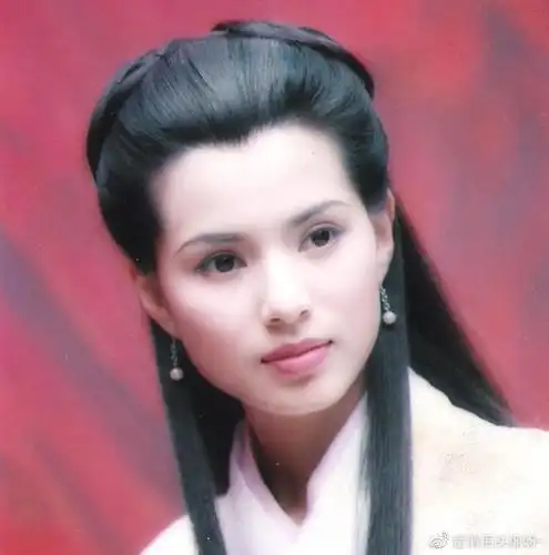 小龙女李若彤公开亮相天使脸孔魔鬼身材这确定是54岁