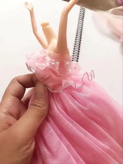 手工自制芭比娃娃衣,花边吊带款礼服,做法很简单哦