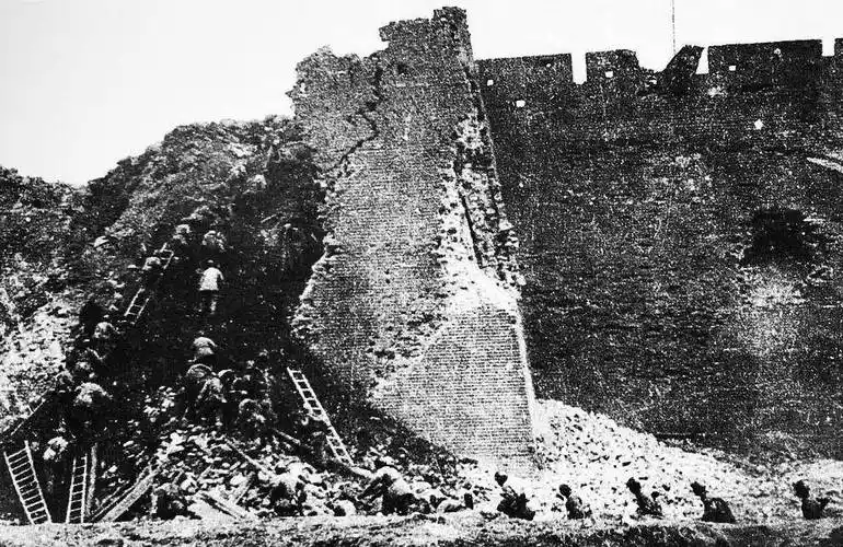 向前两步走,站在了党员的身边,俨然要登上战场,血战国民党的守城部队