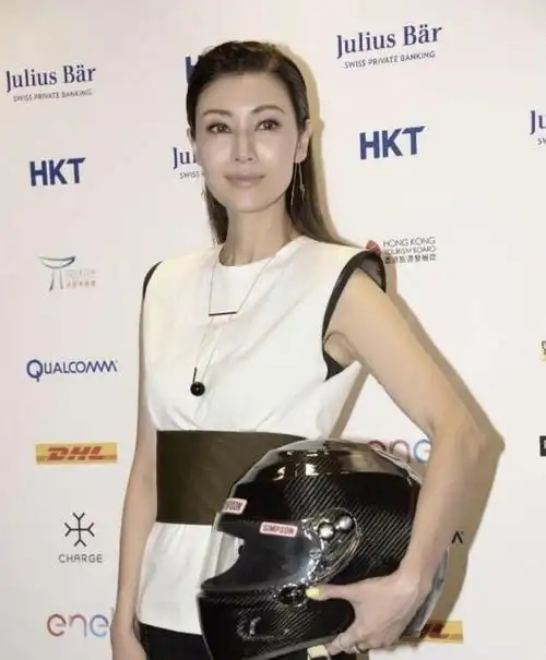 原创"豪门太太"李嘉欣气质绝了!穿一件灰色的吊带裙亮相,高贵大气