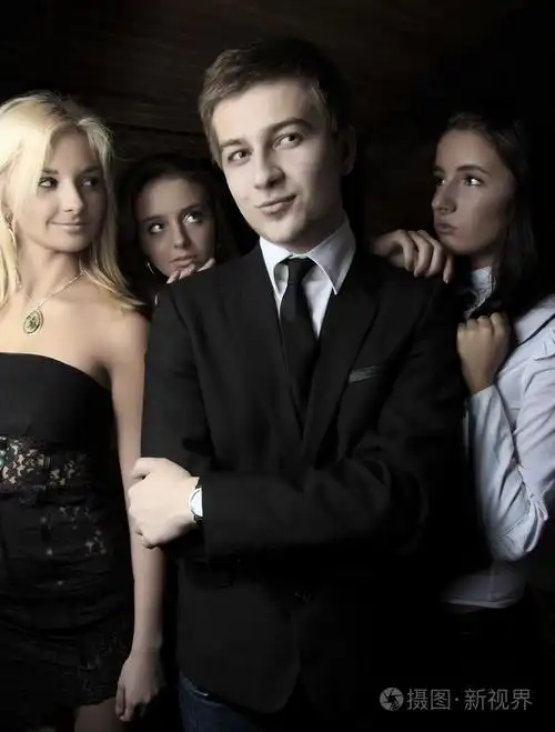 时尚的男人和他身后的三个女人