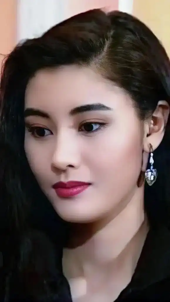港星女神李嘉欣1970年出生于中国澳门,中国香港女演员,模特 - 抖音