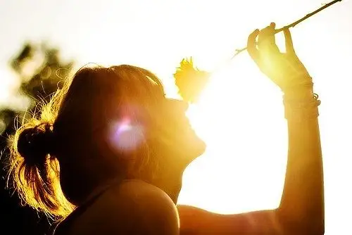 温暖阳光美女意境图片