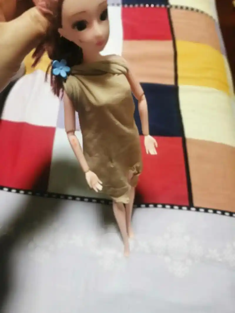 小丫头减了几双袜子给芭比娃娃做的衣服